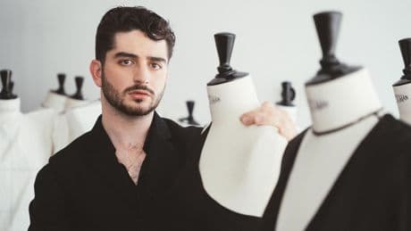 Vicente Martos, el 'couturier' jienense de 23 años que ya está en el radar de las famosas y diseña con Sybilla