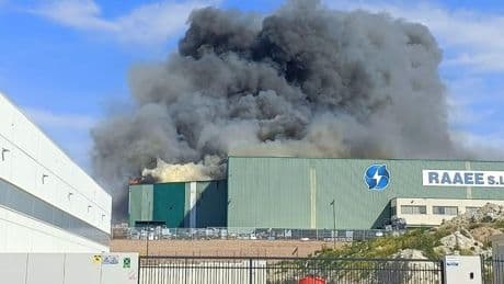 Aparatoso incendio en una nave de una empresa de reciclaje en un polígono en Zaragoza