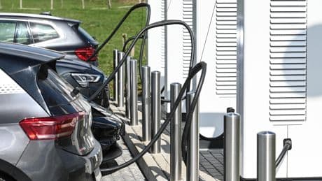Voitures électriques: le plan du gouvernement pour multiplier les bornes de recharge et simplifier leur utilisation