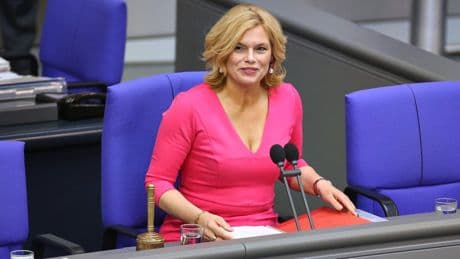 Bundestagspräsidentin: Julia Klöckner erteilt der Merz-Regierung einen Rüffel