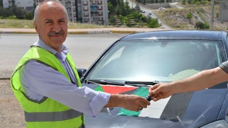 Mardin'de bir kişi Filistinlilere destek için otomobilini bağışladı