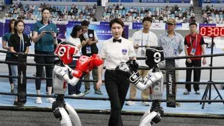 Robot olimpiyatları başladı: 100 metre, futbol ve otel görevleri