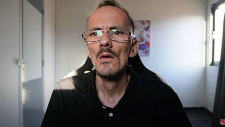 Quando l'orrore corre online: lo streamer muore in diretta dopo una maratona di violenze