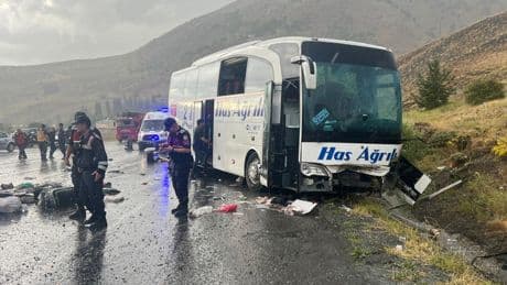 Sivas'ta yolcu otobüsü yoldan çıktı... Ölü ve yaralılar var