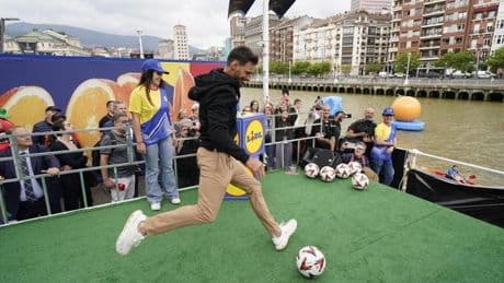 Aduriz inaugura la 'fan zone' de El Arenal... y ¡falla el penalti!