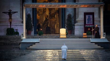 « D’épaisses ténèbres couvrent nos places, nos routes et nos villes » : relisez le texte du pape en pleine pandémie de Covid-19
