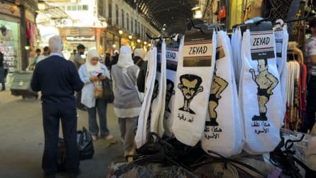 À Damas, des chaussettes tournent en ridicule Bachar el-Assad et son clan
