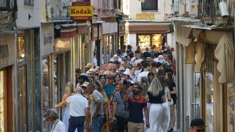 Estate, i divieti in Italia: dalle Dolomiti al mare, regole contro overtourism e malamovida