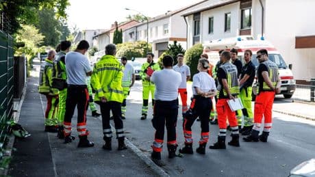 Größerer Rettungseinsatz: Mehrere Verletzte bei Busunfall – Kita-Gruppe an Bord