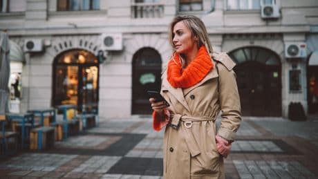Trenchcoat & Co.: Leichte Mäntel: Diese Trends eignen sich für kühlere Tage