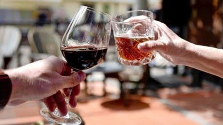 Nederlandse vakantieganger betaalt per ongeluk €1485 voor twee drankjes en zakje chips in Mexico