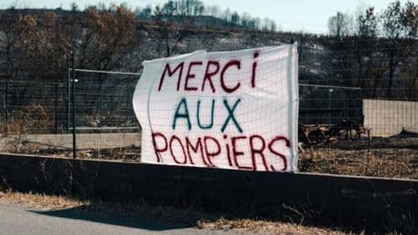 Dans l’Aude, un paysage dévasté par les incendies et une communauté reconnaissante envers des pompiers venus de toute la France