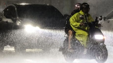 Taifun sorgt in Taiwan und China für Verkehrschaos und meterhohe Wellen