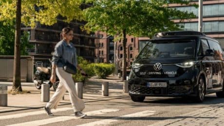 Robotaxi, sfida aperta: Volkswagen anticipa, Amazon parte con la produzione