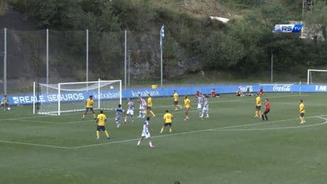 Real Sociedad'ın hazırlık maçında attığı gol futbol tarihine geçti: Top nasıl böyle falso alabilir!