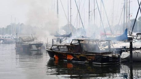 Ontplofte gasfles aan boord in haven bij Arnemuiden zet twee jachten volledig in brand