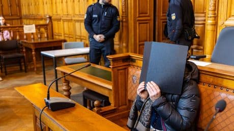 Sie schoss mit der Armbrust auf ihren Ex - Haftstrafe nach Mordversuch auf dem Friedhof