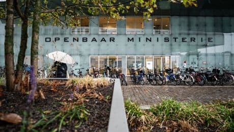 Het Openbaar Ministerie is uit de lucht, nog weken. En dus maakt de rechter excuses aan de verdachte voor de vertraging van een uur