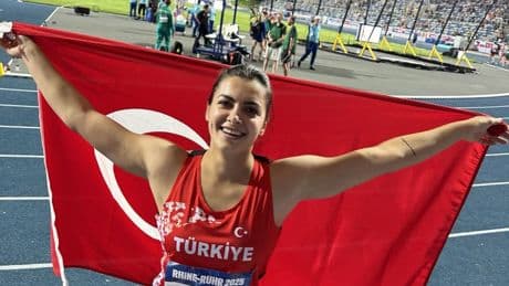 Milli atlet Esra Türkmen, altın madalya kazandı