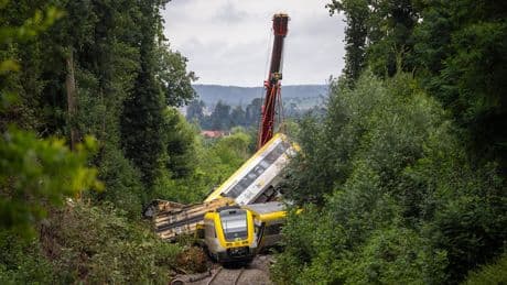 Nach Zugunglück mit drei Toten - Retter räumen tonnenschwere Trümmer weg