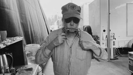 Neil Young se basta y sobra para conmover en 'Coastal', un radical disco en directo
