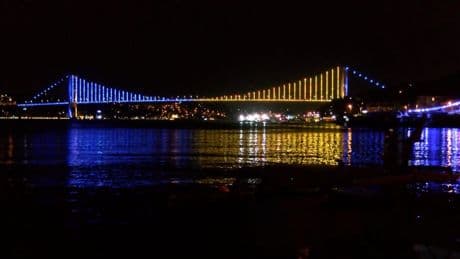 İstanbul'daki köprüler Fenerbahçe'nin renklerine büründü