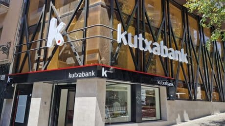Kutxabank planta cara a Imagin, Revolut y N26 con una tarjeta para jóvenes en el extranjero