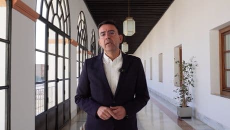 Las extravagantes formas de un diputado del PSOE abochornan al Parlamento Andaluz: &quot;Da vergüenza ajena&quot;