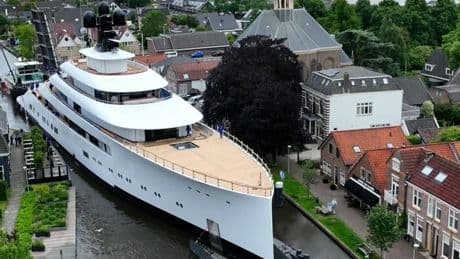 Enorme operatie: Gigantisch schip trekt van Kaag naar Rotterdam