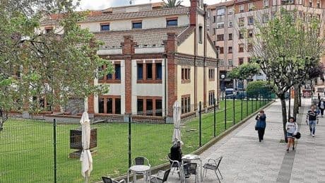 Robos y actos incívicos obligan a vallar la escuela de idiomas de Barakaldo