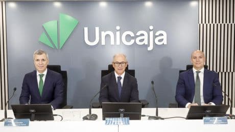 Unicaja mejora sus previsiones de crecimiento para 2025 y rechaza participar en fusiones con otros bancos