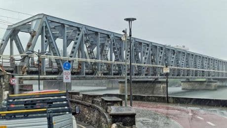 Chiavari, pennelli e operai acrobati per salvare il ponte in ferro: Rfi investe 700mila euro
