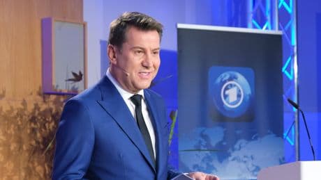 Über 30 Jahre "Tagesschau": So sah Jens Riewa früher aus