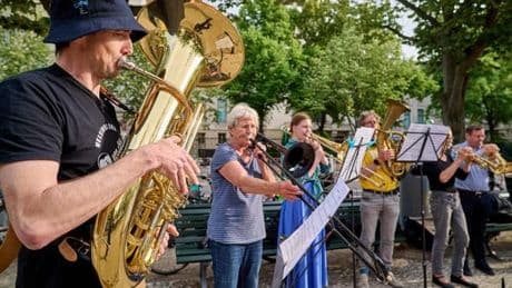 Blechbläser protestieren vor der Russischen Botschaft