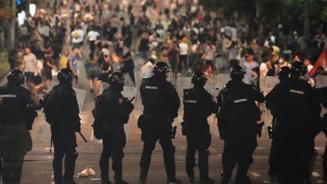 Verletzte und Festnahmen: Proteste gegen Regierung in Serbien eskalieren erneut
