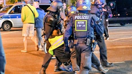 Anti-Kriegs-Demo | Kölner Polizeikessel: »Zeitenwende und schlichte Rache«