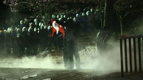 ‘Cumhurbaşkanı aleyhine slogan atanların yanında bulunmak’ suç sayıldı