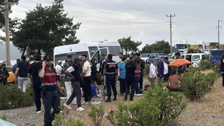 Bodrum'da can pazarı: Minibüsle otomobil çarpıştı!