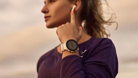 Relojes inteligentes, cintas para el pelo y riñoneras tendencia: los accesorios clave para disfrutar la Carrera de la Mujer en Madrid