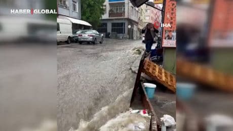 Bandırma'da sağanak yağış sele neden oldu...Vatandaşlar zor anlar yaşadı