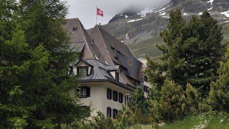 Le réceptionniste "ligoté et frappé": quatre Français arrêtés après un vol dans un hôtel en Suisse
