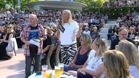 Andrea Kiewel blamiert sich schon nach 5 Minuten beim Rock-"Fernsehgarten"