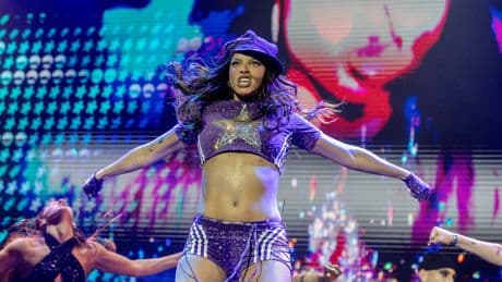 Emilia Mernes arrasa en Madrid: el &#039;look flow 2000&#039; más cañero (y brillante) de la artista en su gira