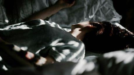 Giovani, il poco sonno rallenta lo sviluppo del cervello: colpevoli smartphone e social. Lo studio (e le conseguenze)