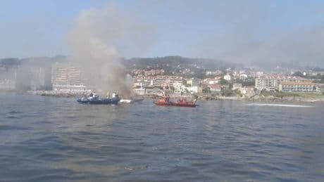 Susto en Sanxenxo: arde una embarcación de recreo en la entrada del puerto y rescatan a su tripulante