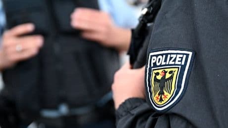 Mann würgt 28-Jährigen in Münchner S-Bahn – und wird aus dem Zug getreten