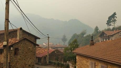 El humo de los incendios de León obliga a cerrar el teleférico de Fuente Dé y a prohibir las rutas en los Picos de Europa