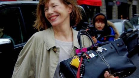 La Birkin di Jane Birkin venduta all’asta per 10,1 milioni di dollari: è la borsa più costosa di sempre. Nata per caso, così è diventata iconica