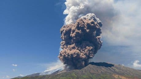 Los turistas salen corriendo tras una erupción del Etna que levanta una columna de humo de 5.000 metros