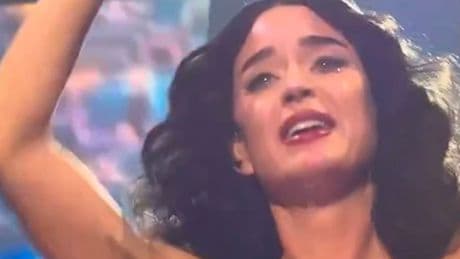 Katy Perrys emotionalster Auftritt - Weint sie hier um Orlando Bloom?